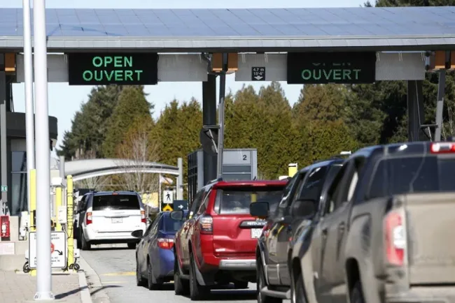 Anuncia Trump cierre de frontera con Canadá por coronavirus