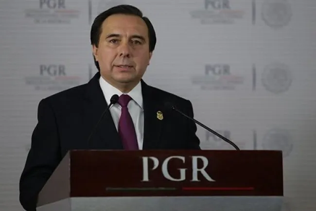 Giran orden de aprehensión contra Tomás Zerón por caso Ayotzinapa; huye a Canadá