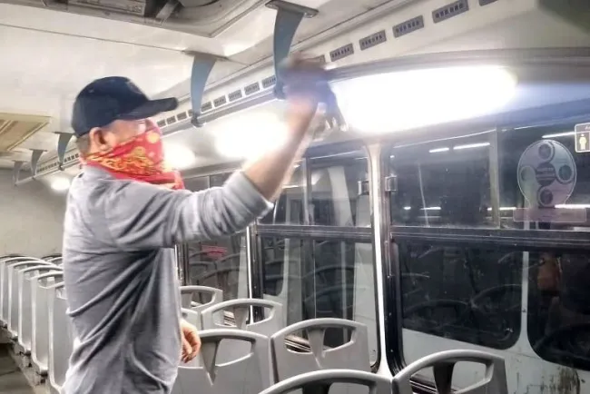 Desinfectan camiones del servicio público