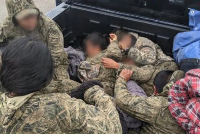 Llevaban indocumentados en la cajuela del vehículo