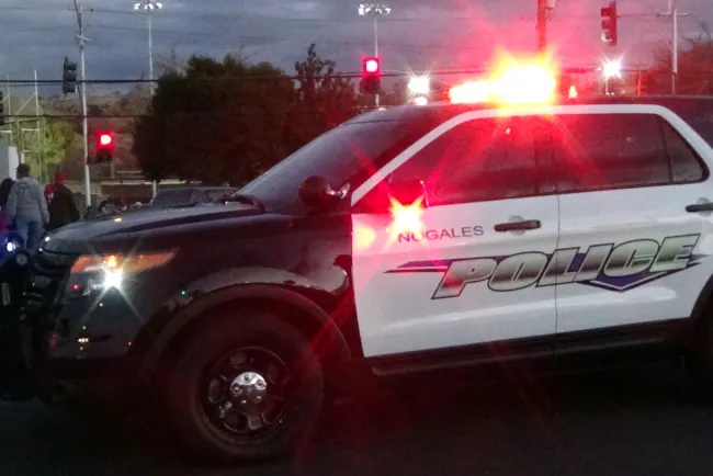 Agreden hermanos a agentes policiacos