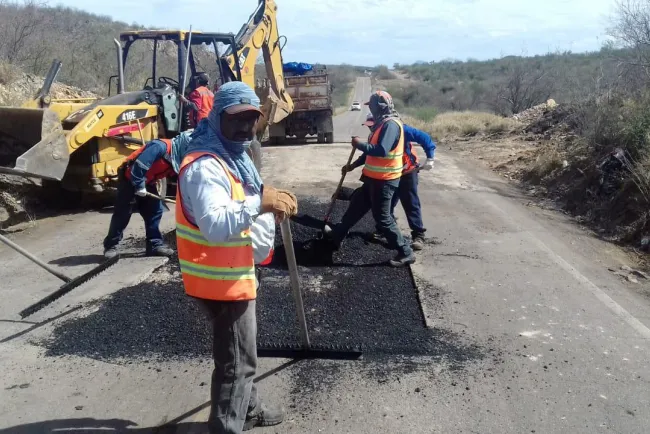 Rehabilita Estado caminos afectados