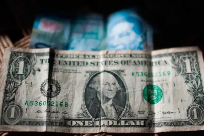 Registra el peso ganancia de 58 centavos frente al dólar