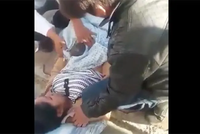 VIDEO: Le niegan atención en hospital y da a luz en la banqueta