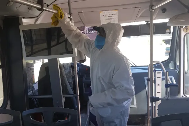 <b>Mantienen labores de limpieza y desinfección en transporte público</b>