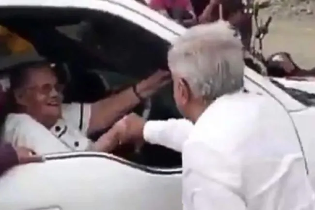 Sí saludé a la mamá de ‘El Chapo’; quiere que le ayude a ver a su hijo: AMLO