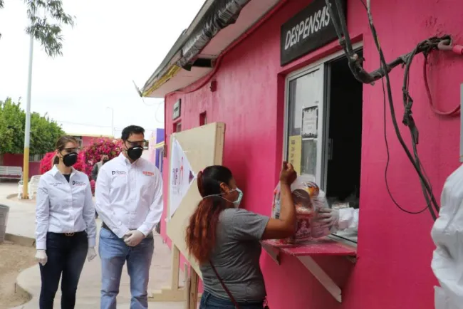 Entrega Kiko Munro apoyos