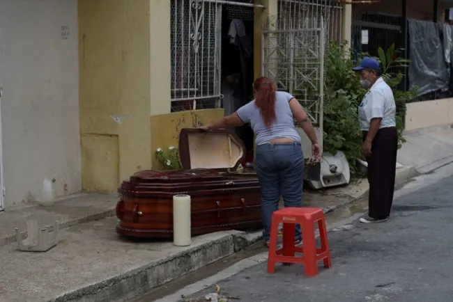 En Ecuador se acumulan los muertos y nadie los recoge