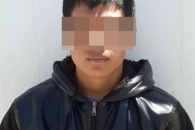 Detienen a dos con droga y arma de fuego