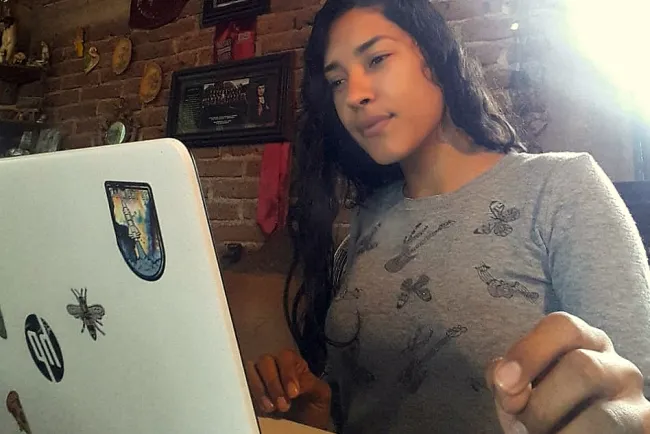 Continúan estudiantes de ISSPE sus licenciaturas