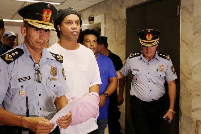 Ronaldinho cumplirá el lunes un mes en prisión