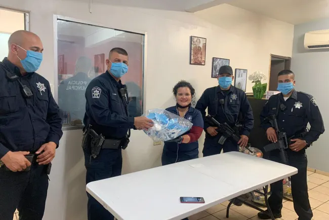 Entregan protección a policías