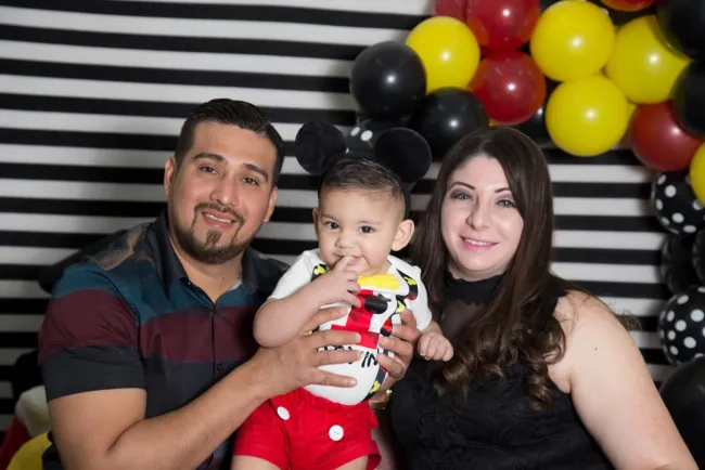 Devin sopla su primera velita