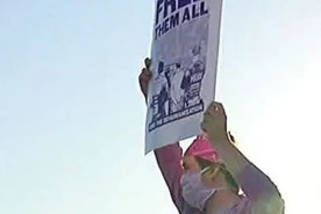 Exigen liberación de migrantes