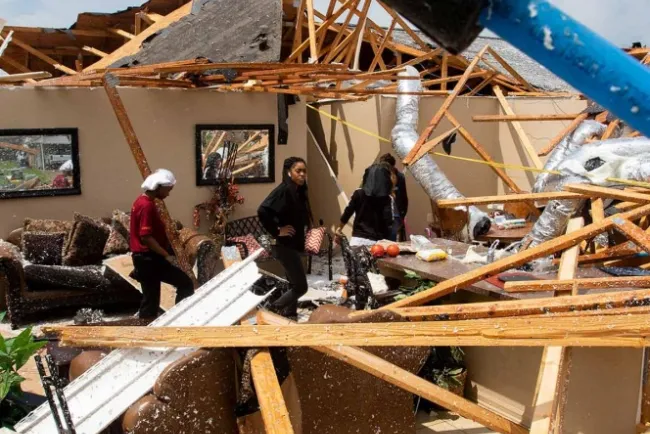 Suman 19 muertos por tornados en sur de EU