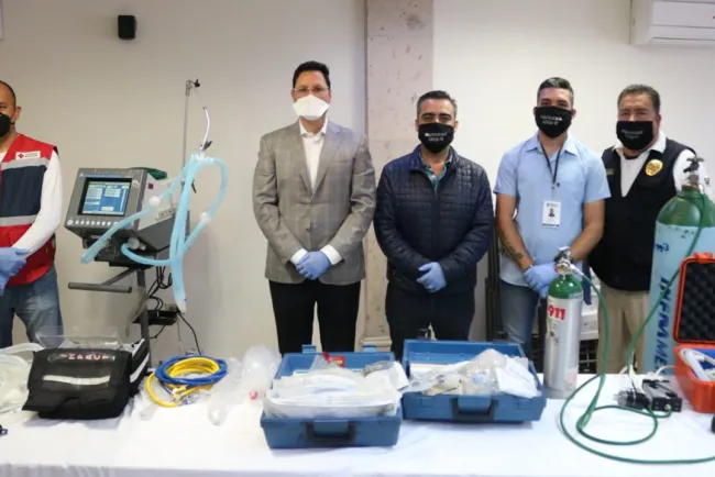 Entrega Kiko Munro dos ventiladores para respiración; fueron donados por la iniciativa privada
