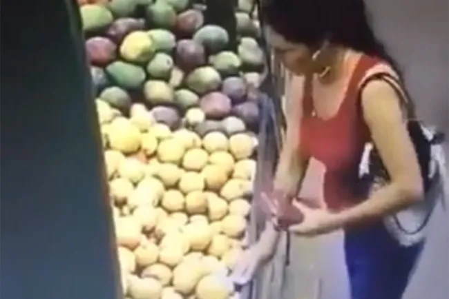 LO VIRAL: Señora roba billete a niño y redes sociales enfurecen