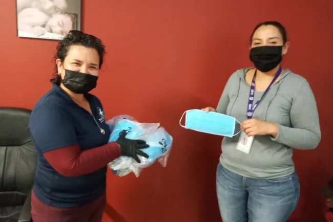 Dona Municipio 100 cubre-bocas al IMSS