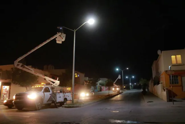 Rehabilitan luminarias en colonia Lomas de Anza