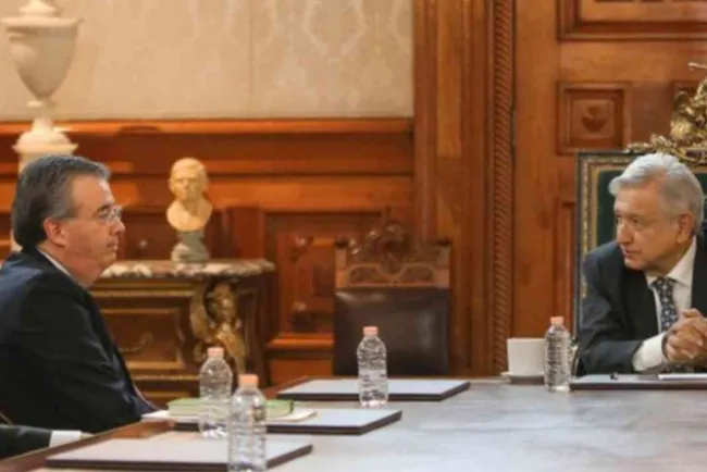 Dialoga López Obrador con gobernador de Banxico