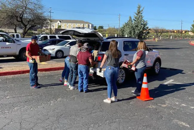 Entregan alimentos en Nogales