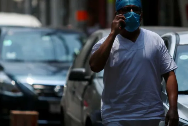 Llaman a médicos de entre 60 y 65 años para reforzar sector salud