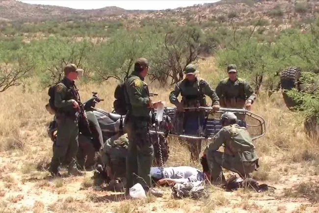 Rescatan a tres indocumentados