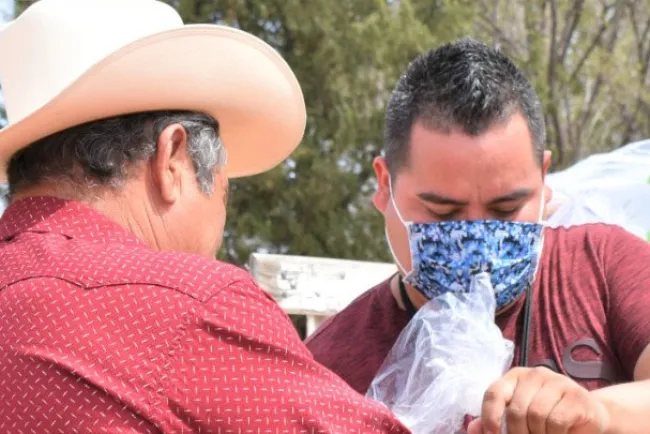 Apoya Alcalde a ancianos