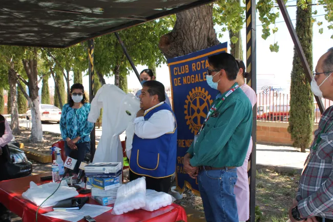 Entregan en hospitales material de protección
