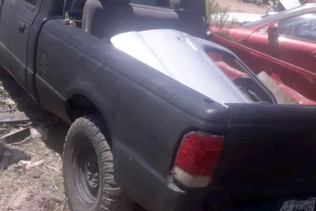 Sorprenden a sujetos desmantelando auto