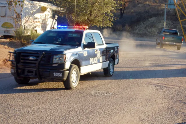 Choca taxista y abandona a cliente