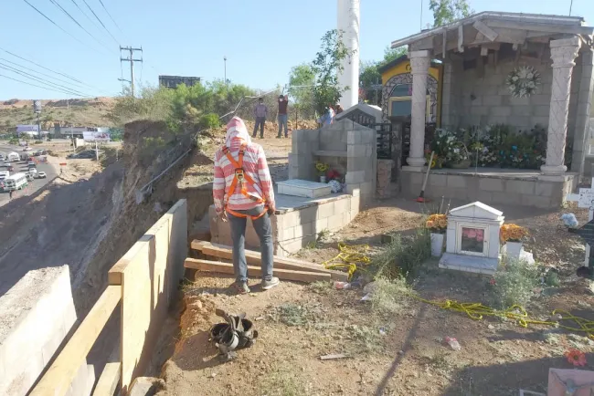Afloran tumbas por obra en periférico
