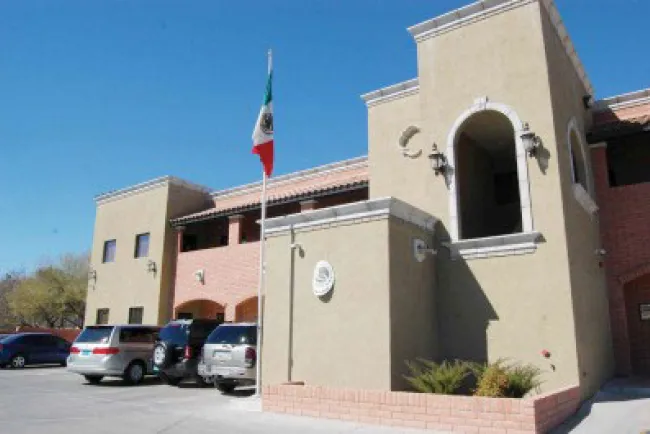 Orientan Consulados a mexicanos