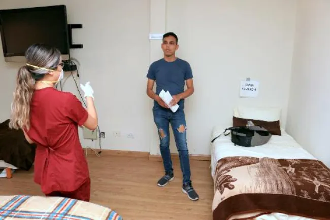 Apoyan Isssteson y Casa "Héroes con Bata" a enfermero desalojado