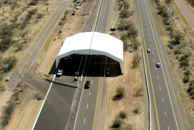 Arrastra a agente en intento de huida