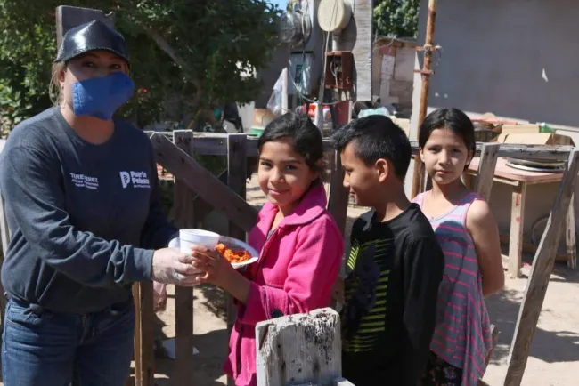 Apoya Kiko Munro con alimentos