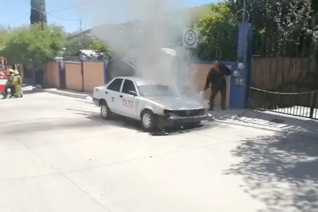 Se incendia taxi en la Buenos Aires