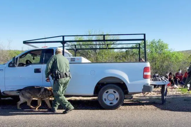 Detenido con catorce indocumentados