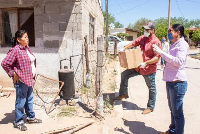 Reciben familias del Río Sonora despensas
