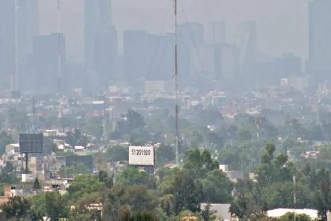Mueren más por Covid-19 en zonas contaminadas; Semarnat alerta por impacto en salud