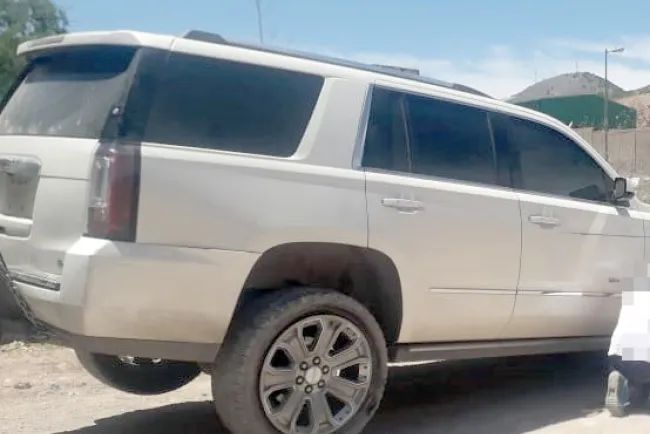 Decomisan arma larga en un vehículo robado