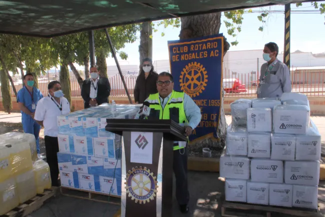 Entregan empresarios material