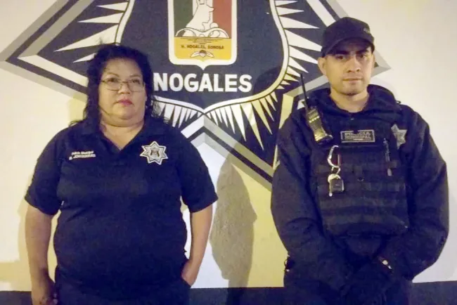 Salvan policías municipales a dos personas en incendio