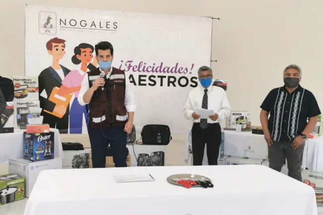 Reconoce Alcalde a los maestros