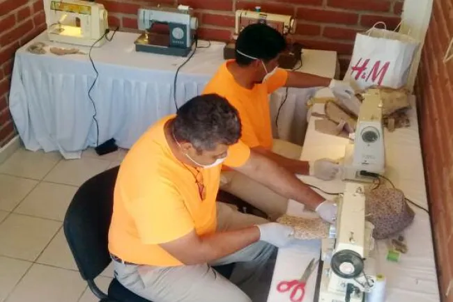 Elaboran en Cereso Peñasco batas y cofias quirúrgicas