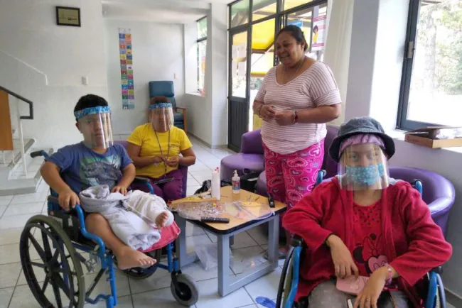 Apoyan a niños con alimentos