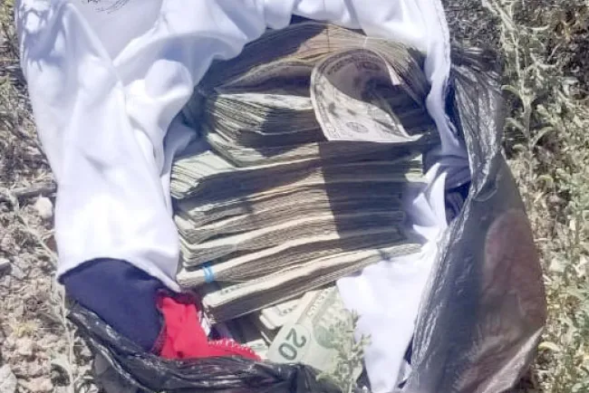 Localizan 21 mil dólares en la vía pública