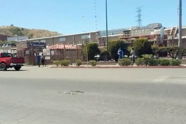 Demanda empresa a líder sindical