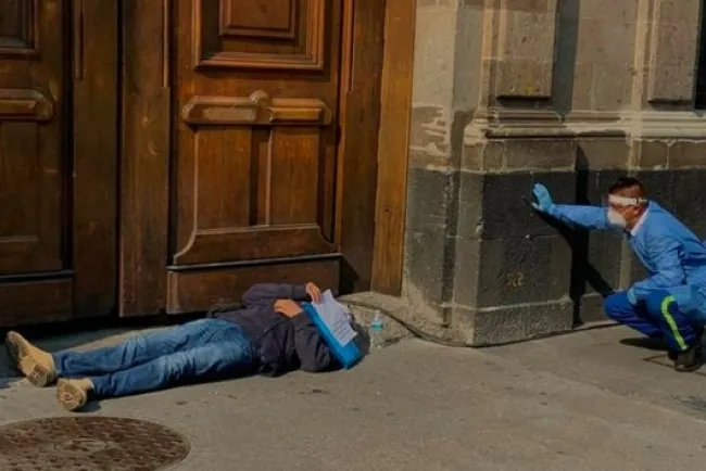Hombre que asegura ser positivo a Covid-19 protesta afuera de Palacio Nacional
