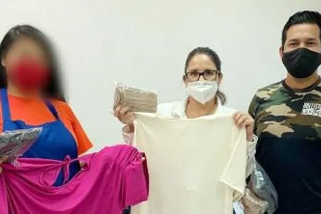 Confeccionan batas y cubre-bocas